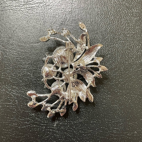 Brooch Silver Tone and Faux Pearl Brooch With Crystals New - Picture 2 of 6